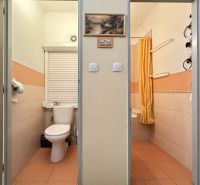REZERVOVANÉ   NOVÁ CENA !!!!  108000,-EUR  NA PREDAJ EXKLUZÍVNE  : 1  - Kúpeľňa v 1-izbovom byte s oranžovými obkladmi a závesom.