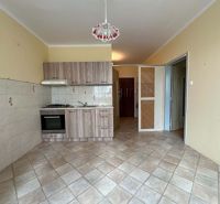 REZERVOVANÉ NOVÁ CENA !!!! 108000,-EUR NA PREDAJ EXKLUZÍVNE : 1 - Kuchyňa v 1-izbovom byte s kachličkovou podlahou a svetlým nábytkom.