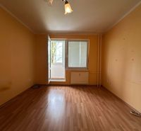 REZERVOVANÉ   NOVÁ CENA !!!!  108000,-EUR  NA PREDAJ EXKLUZÍVNE  : 1  - Izba v 1-izbovom byte so svetlými stenami a podlahou s dreveným dekorom.