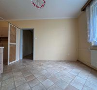 REZERVOVANÉ   NOVÁ CENA !!!!  108000,-EUR  NA PREDAJ EXKLUZÍVNE  : 1  - Interiér 1-izbového bytu s béžovou stenou a dlaždicovou podlahou.