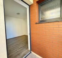 NA PREDAJ MODERNÝ 3-IZBOVÝ BYT S TERASOU V CENTRE DUNAJSKEJ STREDY – P - Otvárajúce sa dvere z balkóna do izby v 3-izbovom byte s podlahou s dreveným dekorom.