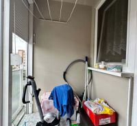 Na predaj kompletne zariadený 3 izbový byt s klimatizáciou aj s balkón - Balkón 3-izbového bytu s posilňovacím strojom a sušiakom na prádlo.