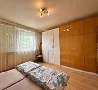 Na predaj kompletne zariadený 3 izbový byt s klimatizáciou aj s balkón - Spálňa s veľkou skriňou a posteľou, podlaha s dreveným dekorom v 3-izbovom byte.