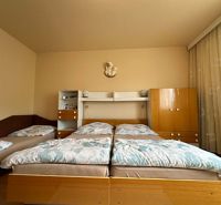Na predaj kompletne zariadený 3 izbový byt s klimatizáciou aj s balkón - Izba s tromi posteľami a skriňou, jednoduché zariadenie, 3-izbový byt.