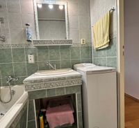 Na predaj kompletne zariadený 3 izbový byt s klimatizáciou aj s balkón - Kúpeľňa s kachličkami, umývadlom, zrkadlom a práčkou v 3-izbovom byte.