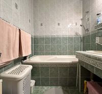 Na predaj kompletne zariadený 3 izbový byt s klimatizáciou aj s balkón - Kúpeľňa v 3-izbovom byte s vaňou, kachličkami a košom na bielizeň.