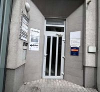 Na prenájom menšia  kancelária v centre mesta DS - 12,94 m2 - Vstup do kancelárií v meste Dunajská Streda so súčasťou reklamných tabúľ.