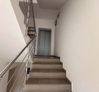 Na prenájom menšia  kancelária v centre mesta DS - 12,94 m2 - Schodisko v kanceláriách s výťahom a keramickou dlažbou.