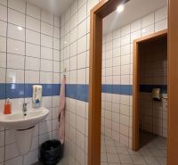 Na prenájom menšia  kancelária v centre mesta DS - 12,94 m2 - Toaleta v kanceláriách s obkladačkami a modrou dekoratívnou lištou.