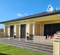 Znížená cena    Luxusný 4-izbový rodinný dom s letnou kuchyňou a nádhe - Rodinný dom vo Vydranoch s terasou, vonkajšími žalúziami a upravenou záhradou.