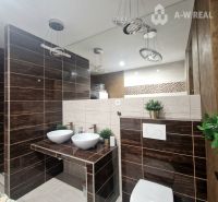 Znížená cena    Luxusný 4-izbový rodinný dom s letnou kuchyňou a nádhe - Kúpeľňa v rodinnom dome s umývadlami, zrkadlom a keramickým obkladom.