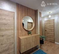 Znížená cena    Luxusný 4-izbový rodinný dom s letnou kuchyňou a nádhe - Interiér rodinného domu s ozdobným zrkadlom, skrinkou a podlahou s dreveným dekorom.