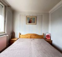 119 000,- €   ZNÍŽENÁ  CENA  Na predaj 3 izbový byt v Dunajskej Strede - Spálňa v 3-izbovom byte s drevenou posteľou a dekoráciami na stenách.