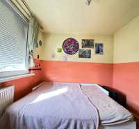 119 000,- €   ZNÍŽENÁ  CENA  Na predaj 3 izbový byt v Dunajskej Strede - Farebná spálňa s veľkou posteľou a dekoráciami na stene v 3-izbovom byte.