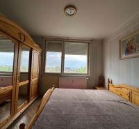 119 000,- €   ZNÍŽENÁ  CENA  Na predaj 3 izbový byt v Dunajskej Strede - Spálňa s dreveným nábytkom a výhľadom, nachádzajúca sa v 3-izbovom byte.