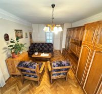 119 000,- €   ZNÍŽENÁ  CENA  Na predaj 3 izbový byt v Dunajskej Strede - Obývačka v 3-izbovom byte s nábytkom z dreva a podlahou s dreveným dekorom.