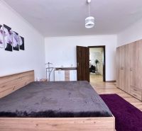 Na predaj priestranný, svetlý  a kompletne zariadený 3-izbový byt s lo - Spálňa s posteľou a skriňou v 3-izbovom byte, podlaha s dreveným dekorom.