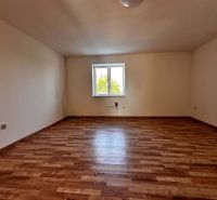 Na predaj 2-izb. byt v dvojdome (110 m²) v štandarde s krbom – Možnosť - Izba v rodinnom dome so svetlou stenou a podlahou s dreveným dekorom.