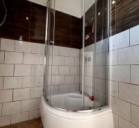 Na predaj 2-izb. byt v dvojdome (110 m²) v štandarde s krbom – Možnosť - Sprchový kút s oblúkovou kabínou a keramickým obkladom v kúpeľni rodinného domu.