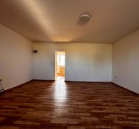 Na predaj 2-izb. byt v dvojdome (110 m²) v štandarde s krbom – Možnosť - Obývacia izba v rodinnom dome s podlahou s dreveným dekorom.