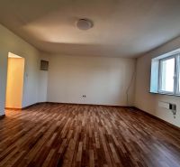 Na predaj 2-izb. byt v dvojdome (110 m²) v štandarde s krbom – Možnosť - Izba v rodinnom dome s podlahou s dreveným dekorom a priestranným oknom.