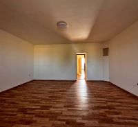 Na predaj 2-izb. byt v dvojdome (110 m²) v štandarde s krbom – Možnosť - Priestranná izba s podlahou s dreveným dekorom v rodinnom dome.