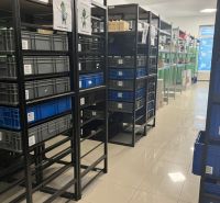 Prenájom obchodný priestor v centre mesta Dunajská Streda - Skladové regály s plastovými boxami v obchodných priestoroch s dlažbou na podlahe.