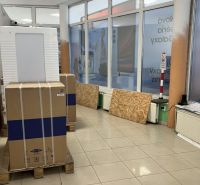 Prenájom obchodný priestor v centre mesta Dunajská Streda - Balenie na paletách v obchodných priestoroch, svetlá dlažba, výlohy s reklamným bannerom.