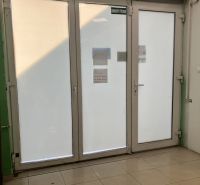 Prenájom obchodný priestor v centre mesta Dunajská Streda - Dvere s nápisom 