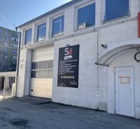 Prenájom skladový priestor v centre mesta + vlastné parkovanie - Budova v skladovom areáli v Dunajskej Strede s reklamou na detailing.