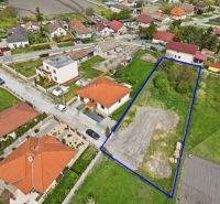 Na predaj stavebný pozemok v obci Horná Potôň - Pozemok na bývanie v Hornej Potôni obklopený domami a zeleňou.