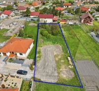 Na predaj stavebný pozemok v obci Horná Potôň - Pozemky - bývanie v Hornej Potôni s vyznačenou parcelou, obklopené rodinnými domami.