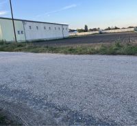 ZNÍŽENÁ CENA! Veľký, 2038 m2 stavebný pozemok v Holiciach! - Cesta a priľahlé pozemky na bývanie v Holiciach, viditeľný skladový objekt.