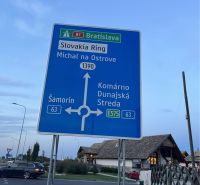 ZNÍŽENÁ CENA! Veľký, 2038 m2 stavebný pozemok v Holiciach! - Cestná značka v Holiciach ukazuje smer k Slovakia Ringu a mestám ako Šamorín, Komárno.