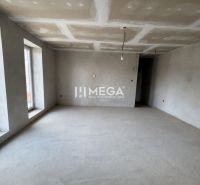 Na predaj rodinný dom v obci Nacina Ves - Interiér rodinného domu s neutrálnou podlahou a veľkým oknom, pripravený na úpravy.