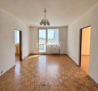 Na predaj 3 izbový byt s balkónom na Sidl.III v Humennom - Izba v 3-izbovom byte s podlahou s dreveným dekorom a závesným svietidlom.
