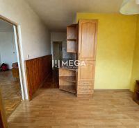 Na predaj 3 izbový byt s balkónom na Sidl.III v Humennom - Interiér 3-izbového bytu s podlahou s dreveným dekorom a dreveným obložením stien.