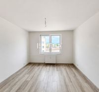 Na predaj  – 2 izbový byt s balkónom v Strážskom - Svetlý prázdny priestor s bielymi stenami a podlahou s dreveným dekorom v 2-izbovom byte.