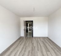 Na predaj  – 2 izbový byt s balkónom v Strážskom - 2-izbový byt s podlahou s dreveným dekorom a otvorenými dverami.
