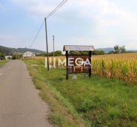 Na predaj pozemok na výstavbu v obci Ptičie, exkluzívne! - Krajina s cestou a poľom v Ptičí, na ulici Ptičie, Pozemky - bývanie.