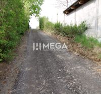 Na predaj pozemok na výstavbu rodinného domu v Humennom, exkluzívne. - Prístupová cesta cez zeleň k pozemkom na bývanie na Brestovskej ulici v Humennom.