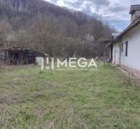 NA PREDAJ - Starší dom s veľkým pozemok v obci Čabiny - Rodinný dom v Čabinách s priľahlými hospodárskymi budovami na pozemku obklopenom prírodou.