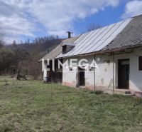 NA PREDAJ - Starší dom s veľkým pozemok v obci Čabiny - Rodinný dom v Čabinách na Čabiny ulici, obklopený prírodou s jarnou atmosférou.