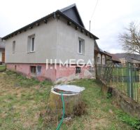 Na predaj - Dom s veľkým pozemkom v Pakostove - Rodinný dom v Pakostove na ulici Pakostov so záhradou a starou studňou.