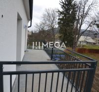 PREDAJ MODERNE ZREKONŠTRUOVANÝCH BYTOV V STRÁŽSKOM (BYT H) - Balkón 3-izbového bytu v Strážskom na ulici Pod hradom s výhľadom na záhradu.