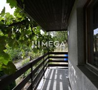 PREDAJ ZÁHRADNEJ CHATKY s POZEMKOM (oblasť POKROK) - Balkón chaty na ulici Pokrok v Humennom, s popínavými rastlinami a okolitou prírodou.