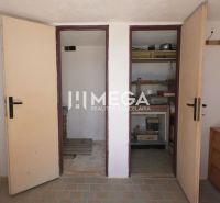 PREDAJ ZÁHRADNEJ CHATKY s POZEMKOM (oblasť POKROK) - Miestnosť v chate so skladovacími priestormi a nábytkom.