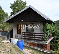 PREDAJ ZÁHRADNEJ CHATKY s POZEMKOM (oblasť POKROK) - Chata v Humennom na ulici Pokrok s verandou v prírodnom prostredí.