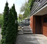 PREDAJ ZÁHRADNEJ CHATKY s POZEMKOM (oblasť POKROK) - Exteriér chaty na ulici Pokrok v Humennom, so schodiskom, stromami a tehlovou stenou.