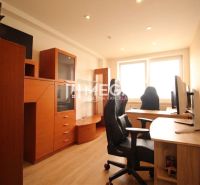 ZNÍŽENÁ CENA EXKLUZÍVNE NA PREDAJ: 3-IZBOVÝ BYT 94 m² | PARKOVACIE MIE - Pracovňa v 3-izbovom byte s dvoma počítačovými stanicami a nábytkom s dreveným dekorom.